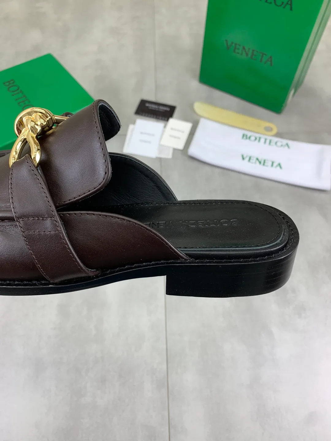 Men's shoes 💰P800 [New model] (genuine leather outsole) water-dyed cow lining 💰High-quality business couple half-slip leather shoes 💎💎💎 BOTTEGA VENETA official website synchronizes the latest top version of BV in the market, accepts material comparison, shoe type comparison, process comparison, practical and textured, versatile and suitable for any occasion, the more you look at it, the more flavorful it becomes. Purely hand-knitted craftsmanship - Upper material, calfskin imported from Italy 🇮🇹 - High-quality water-dyed cowhide lining - Original private model customized leather outsole -Size: Female 35-39 (40 ordered) Male 39-44 (38 45 can be customized) Color: Multiple colors available